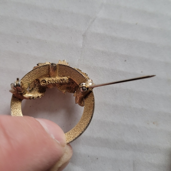 Sarah Coventry Signed Wreath/Leaf Broach Pin/Earrings Faux Pearl Leaf Gold Tone - Picture 9 of 9